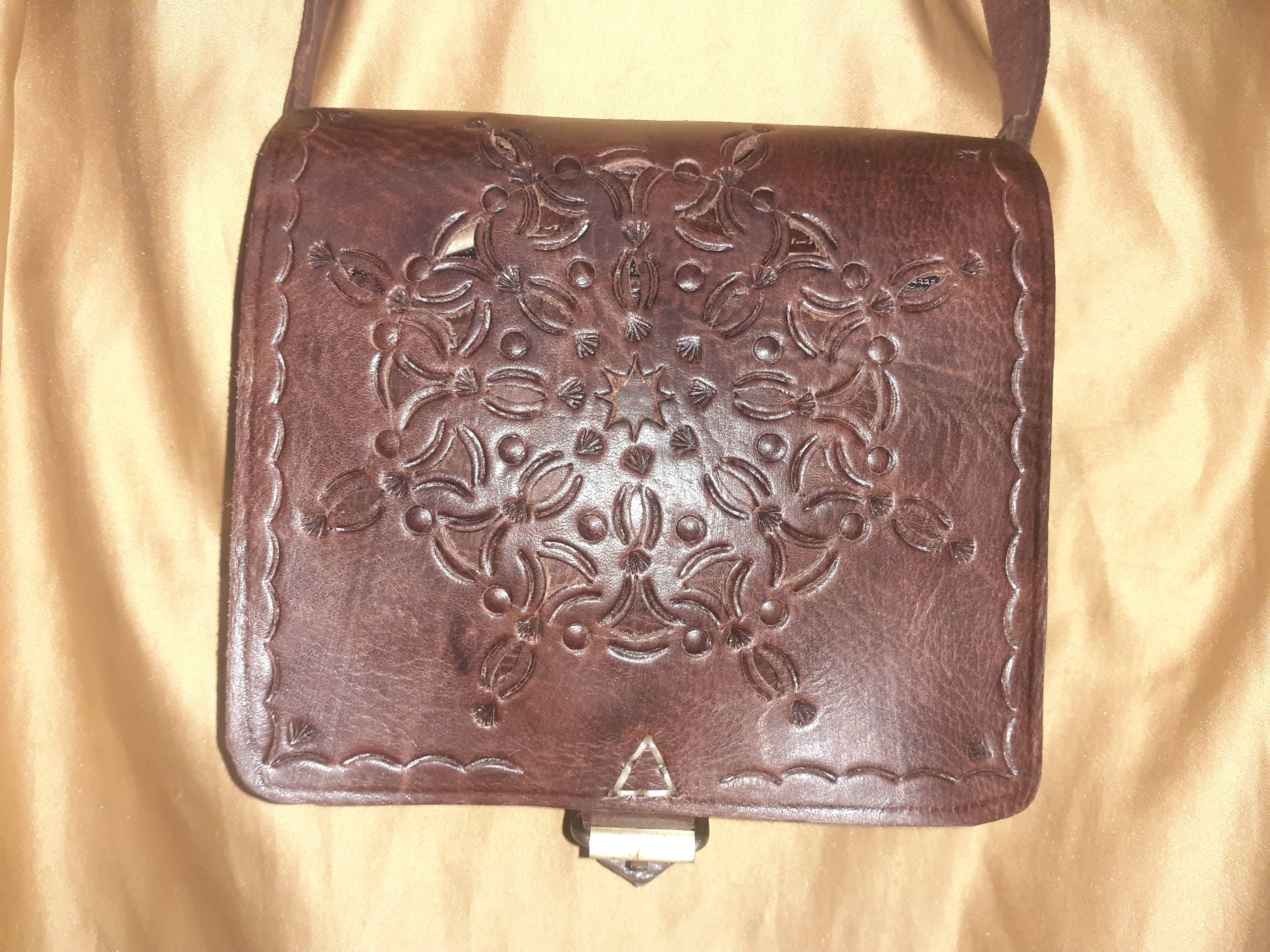 Bolso cuadrado calado hebilla