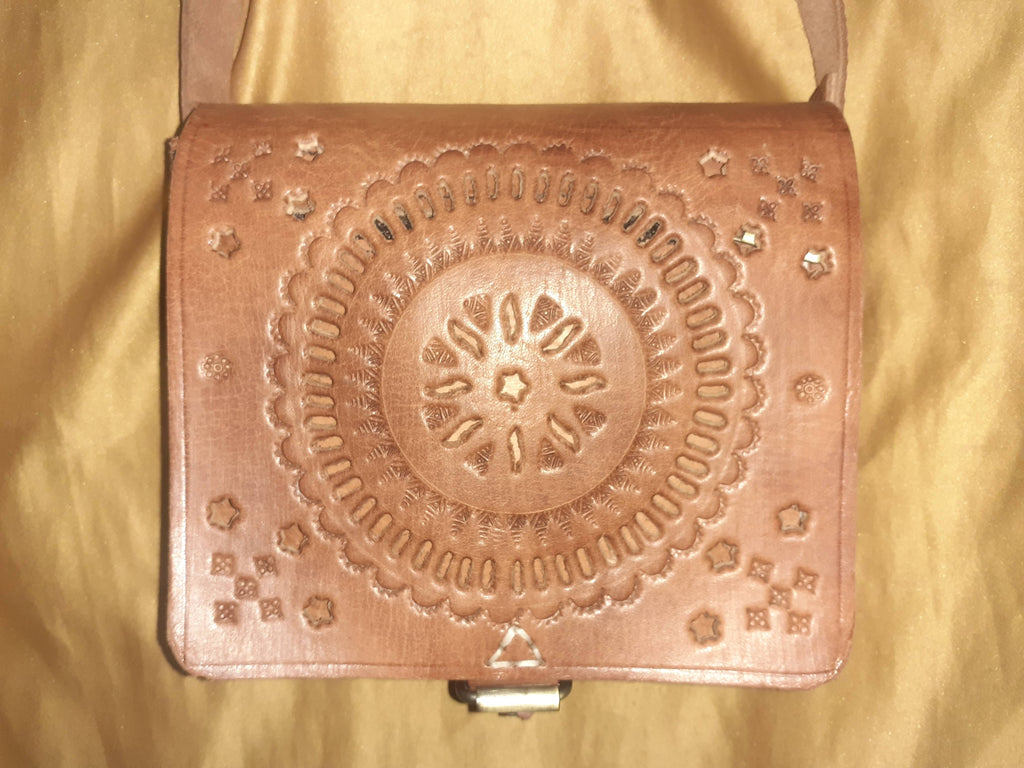 Bolso cuadrado calado hebilla