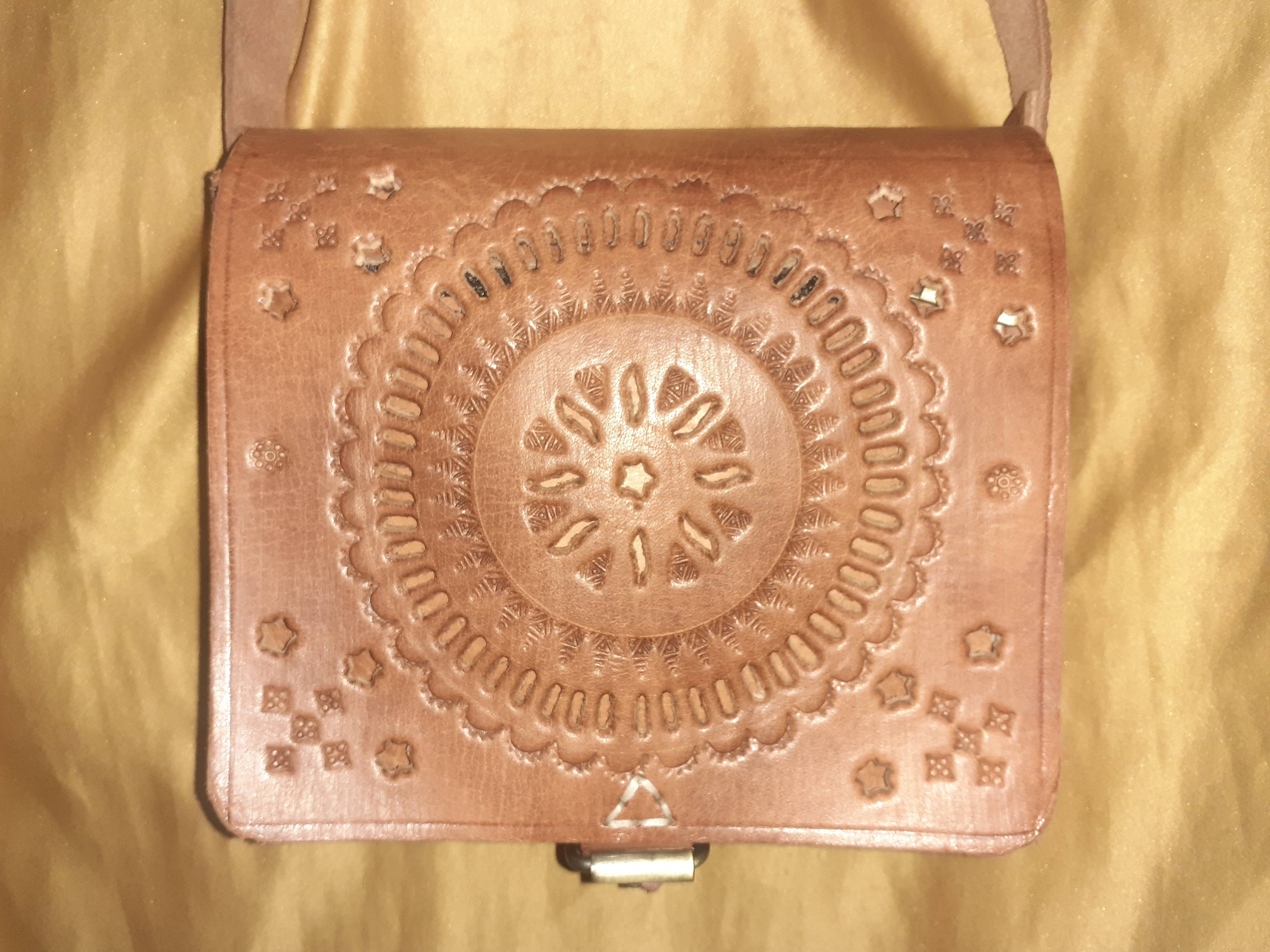 Bolso cuadrado calado hebilla