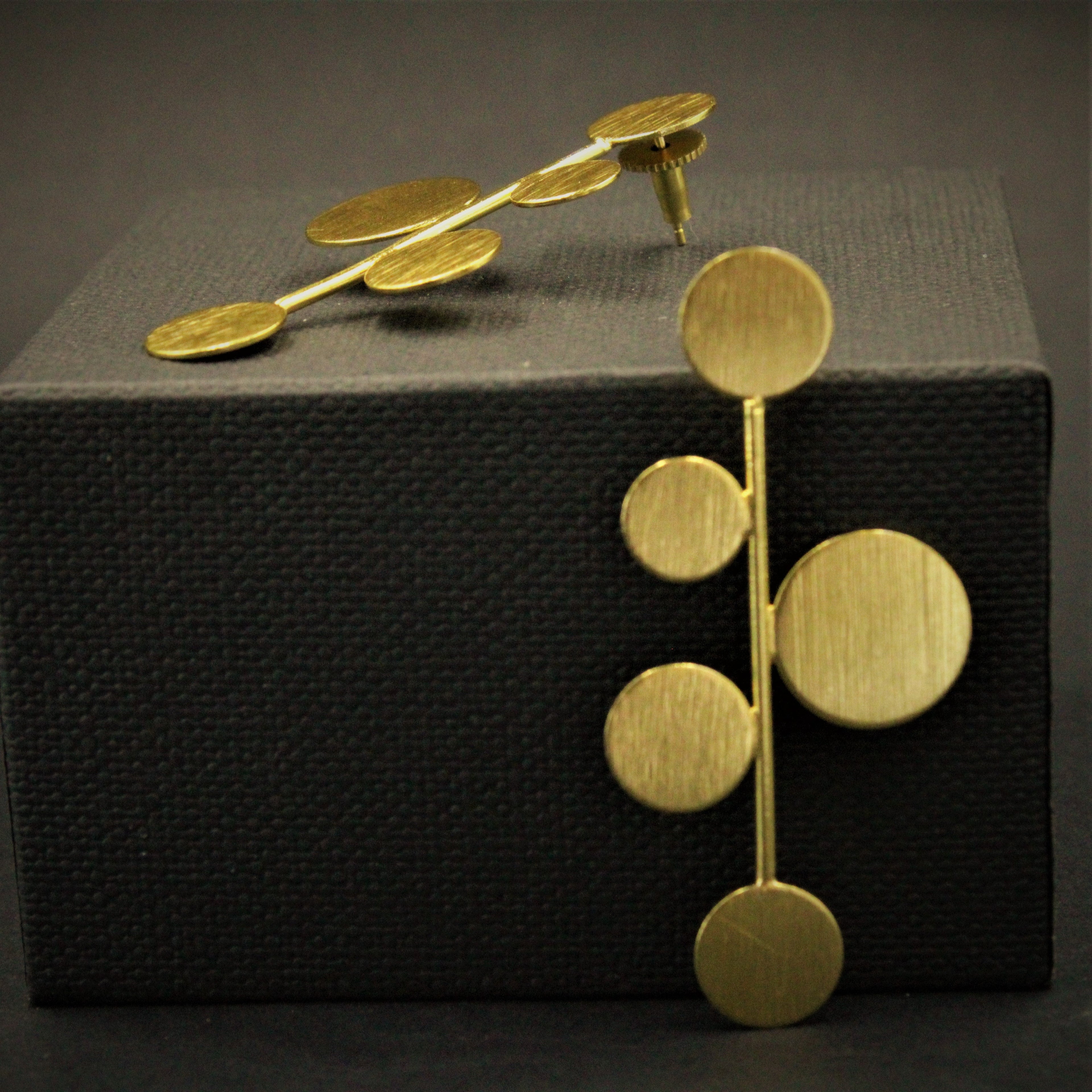 Pendientes DECO bañados en oro - Diseño con carácter