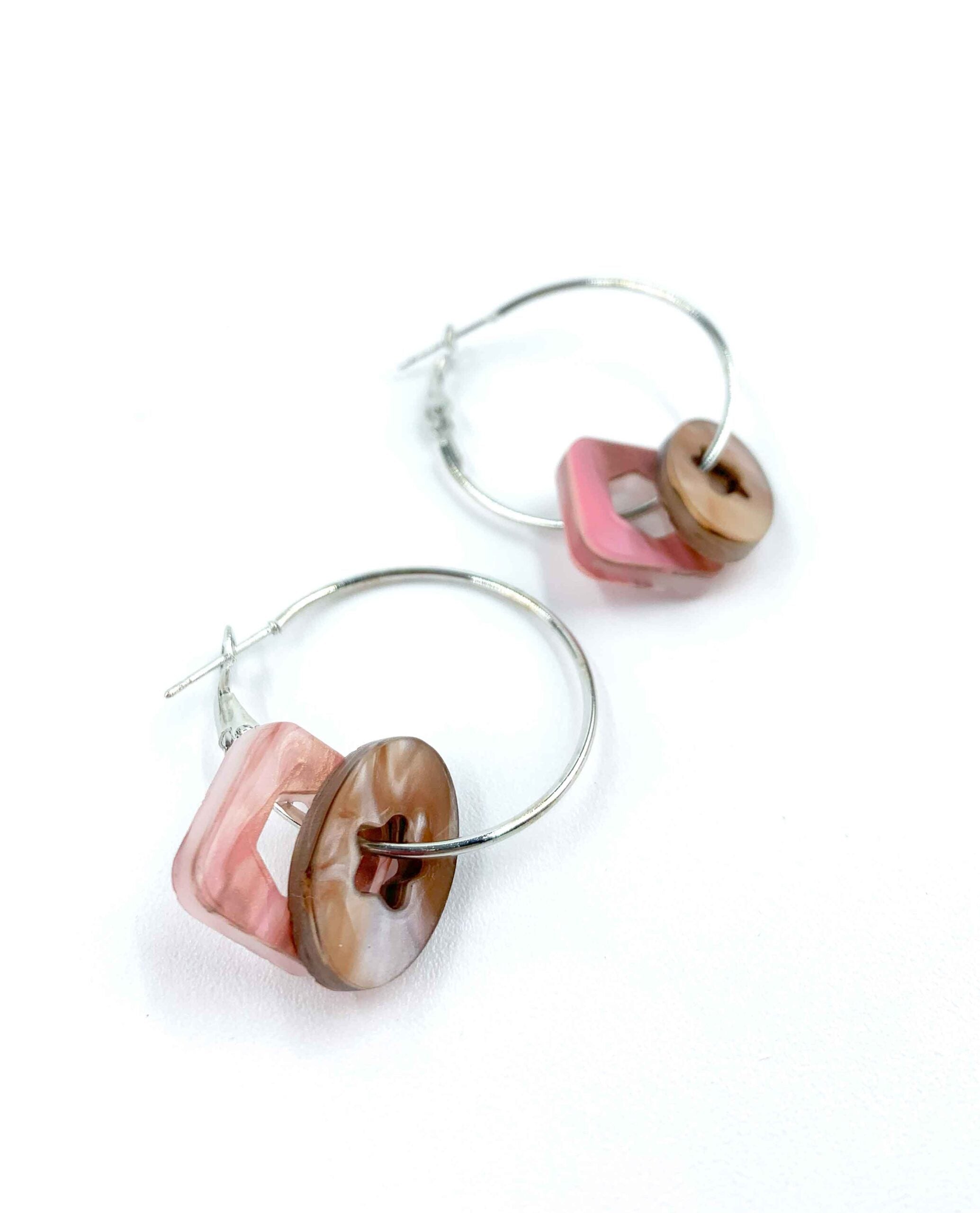 Aros con Encanto: Diseño Único en Rosa y Marrón