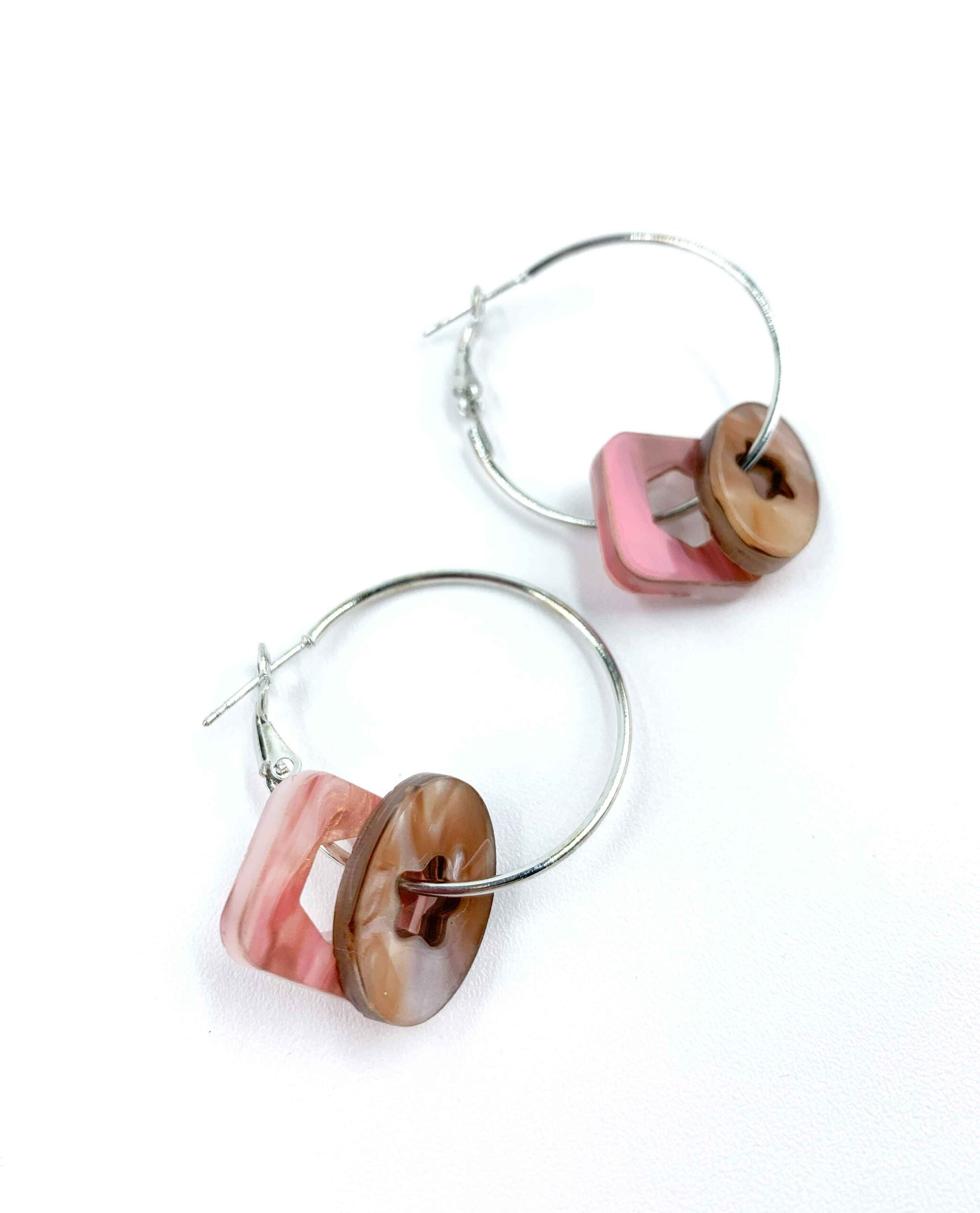 Aros con Encanto: Diseño Único en Rosa y Marrón