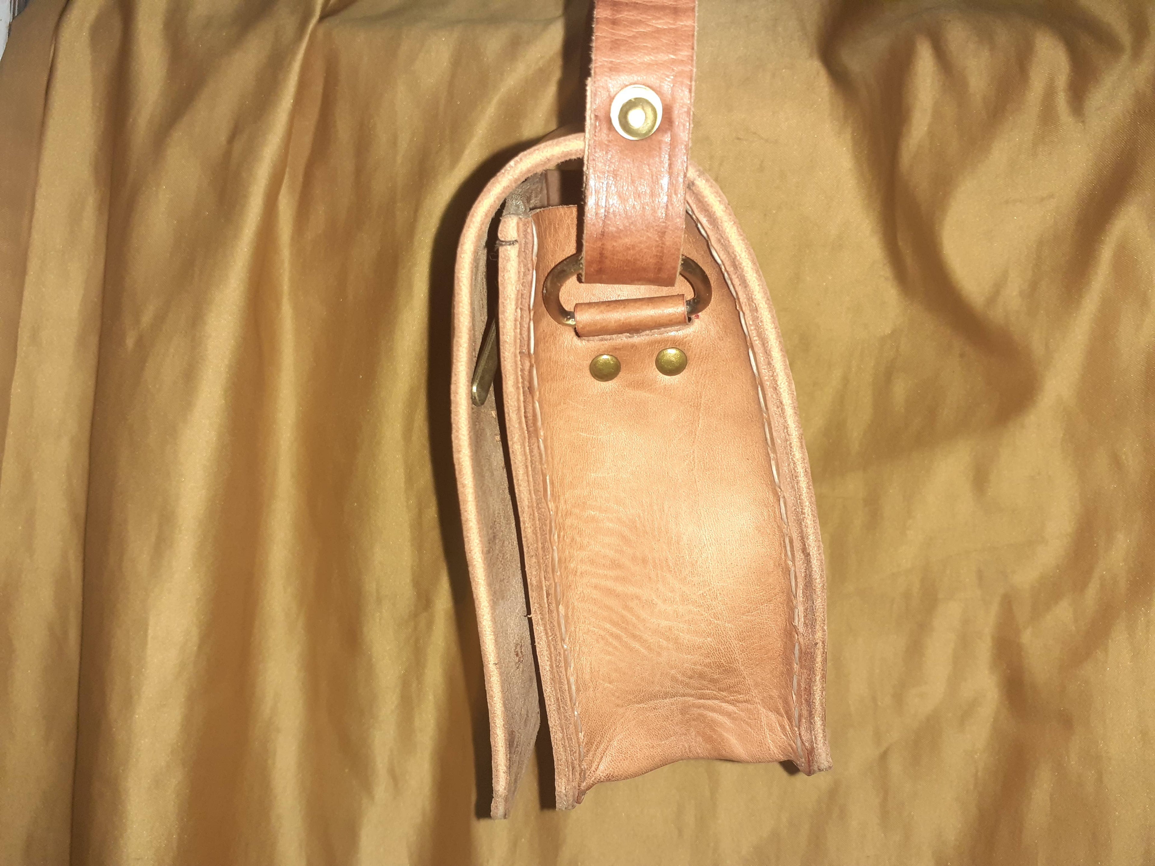 Bolso cuadrado calado hebilla